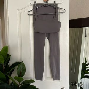 Vuori Set XS (Smoke): Evolve Square Neck Bra & Evolve Legging